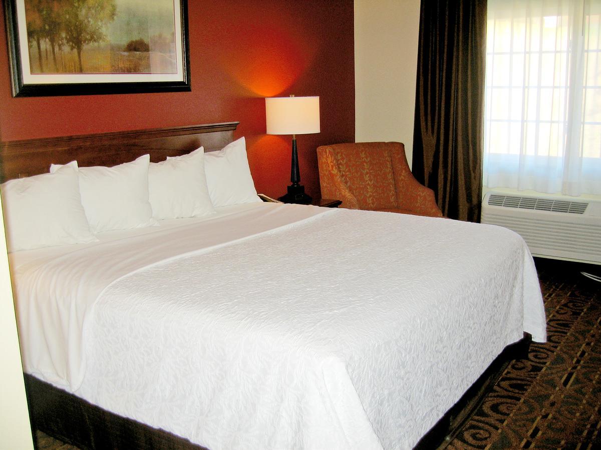 Savanna Inn & Suites Exterior photo